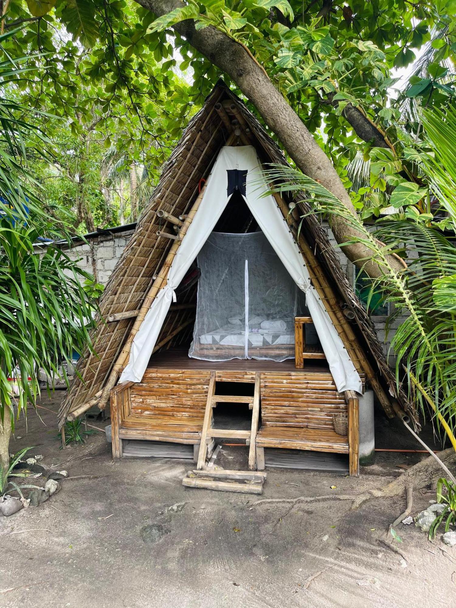 Georgia'S Neverland Hostel Logon Exterior foto